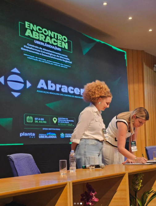 Assinatura do acordo durante o 102º Encontro Nacional da ABRACEN